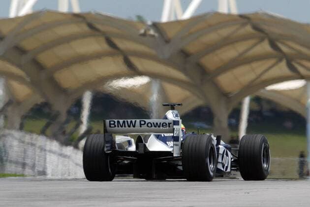 Ralf Schumacher (Deutschland BMW-Williams) fährt in seinen Boliden scheinbar unter das Tribünendach Motorsport Grand Prix Herren Großer Preis von Malaysia 2004, Formel 1 Weltmeisterschaft, F1, F, GP, WM Totale Sepang Kuala Lumpur