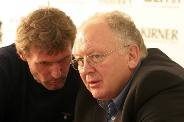 Trainer Rudi Bommer (li.) im Gespräch mit Manager Kurt Gaugler (beide Burghausen) Fußball 2. BL Herren Saison 2003 2004, Mainz - SV Wacker Burghausen, Pressekonferenz, PK, Pressetermin, Vdig, Gruppe Mainz