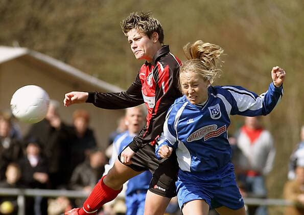 Tamara Biermann (Brauweiler, re.) gegen Jennifer Zietz (Potsdam) Fußball 1. BL Damen DFB-Pokal 2003 2004, Pokalspiel, Halbfinale, Frauen, Frauenfußball, Gruppe Pulheim-Brauweiler Dynamik,