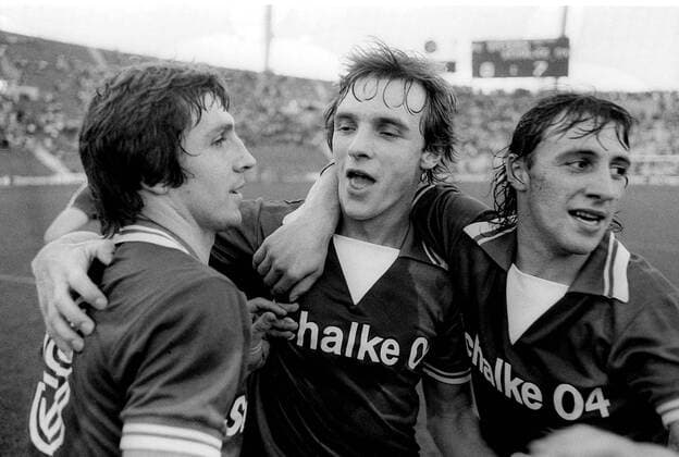 Schlußjubel Schalke, v.li.: Klaus Fischer, Rüdiger Abramczik und Bernd Thiele Fußball 1. BL Herren Saison 1976 1977, München - FC Schalke 04 0:7 Gruppe München Harmonie, Glück Begeisterung, Freude,
