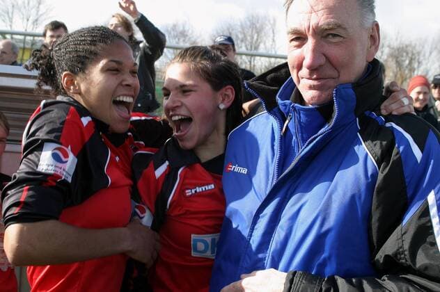 Trainer Bernd Schröder (re.) feiert mit seinen Schützlingen Navina Omilade (li.) und Ariane Hingst (alle Potsdam) den Finaleinzug Fußball 1. BL Damen DFB-Pokal 2003 2004, Pokalspiel, Halbfinale, Frauen, Frauenfußball, Gruppe Pulheim-Brauweiler Begeisterung, Freude,