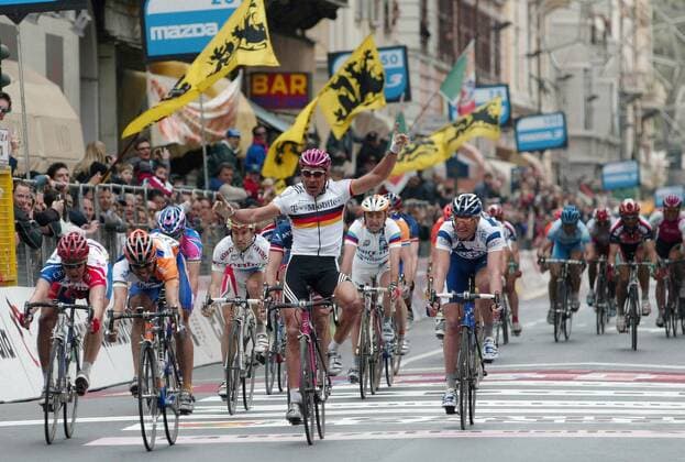 Erik Zabel (Deutschland T Mobile, Mitte) jubelt zu früh, Oscar Freire (Spanien Rabobank, 2.v.li.) überholt ihn auf den letzten Metern, li. Stuart O Grady (Australien Cofidis), re. Alessandro Petacchi (Italien Fassa Bortolo) Radsport Herren 95. Mailand - San Remo 2004, Straßenradsport, Straße, Rad, Aufmacher Totale Siegesjubel San Remo Freude, Begeisterung,