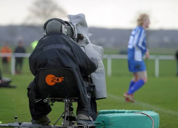 ZDF-Kameramann während des DFB-Pokal-Halbfinals der Frauen Fußball 1. BL Damen DFB-Pokal 2003 2004, Pokalspiel, Halbfinale, Frauen, Frauenfußball, Vdig, Einzelbild Pulheim-Brauweiler