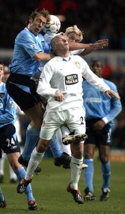 Paul Bosvelt (Manchester City, li.) gegen Seth Johnson (Leeds) Fußball Herren English Premier League 2003 2004, 1. Englische Liga, Leeds United - Manchester City 2:1 Gruppe Leeds Dynamik, Kampf,