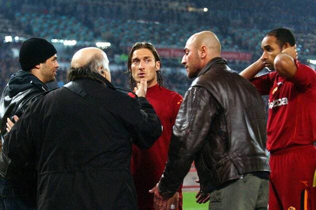 Francesco Totti (Mitte) und Emerson (re., beide Roma) im Gespräch mit Fanbetreuern Fußball Herren Serie A 2003 2004, 1. Italienische Liga, Lazio Rom - AS Rom Gruppe Rom Spannung,