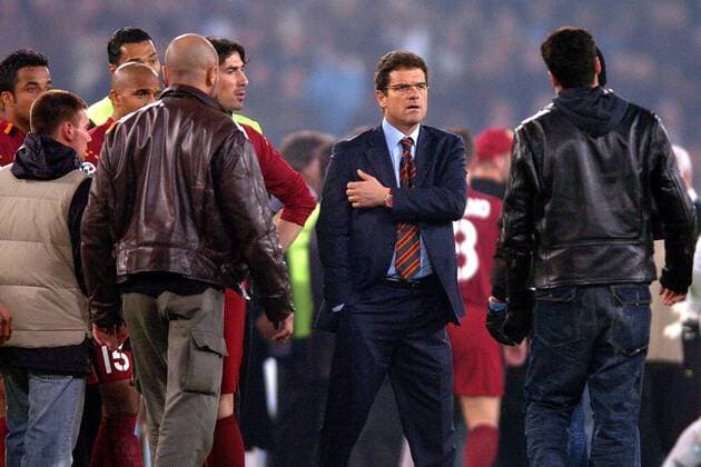Trainer Fabio Capello (AS Rom, 2. v. re.) im Gespräch mit Vertretern der Hooligan-Szene Fußball Herren Serie A 2003 2004, 1. Italienische Liga, Lazio Rom - AS Rom, Roma Gruppe Rom Spannung,