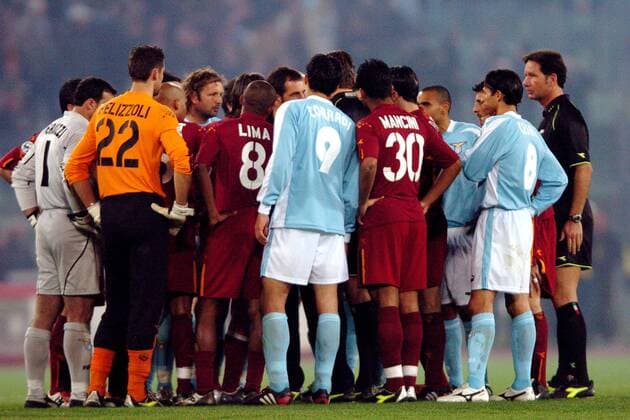 Die Spieler der Clubs Lazio und AS Rom diskutieren über die Geschehnisse Fußball Herren Serie A 2003 2004, 1. Italienische Liga, Lazio Rom - AS Rom, Roma Totale Derby, Lokalderby, Ortsderby, Stadtderby Rom Spannung,
