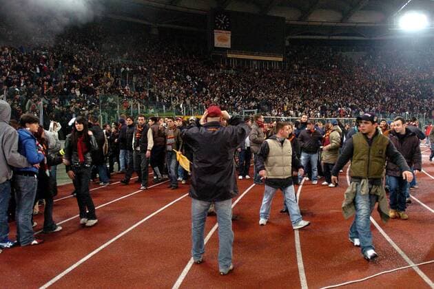 Zuschauer werden bei dem Skandalspiel zwischen Lazio und dem AS Rom in den Innenraum des Stadions gelassen Fußball Herren Serie A 2003 2004, 1. Italienische Liga, Lazio Rom - AS Rom, Roma Totale Derby, Lokalderby, Ortsderby, Stadtderby Rom