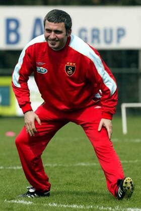 Gheorghe Hagi - der neue Trainer von Galatasaray Istanbul - stretcht sich im Training Fußball Herren Süper Lig 2003 2004, 1. Türkische Liga, Galatasaray Istanbul Einzelbild Istanbul