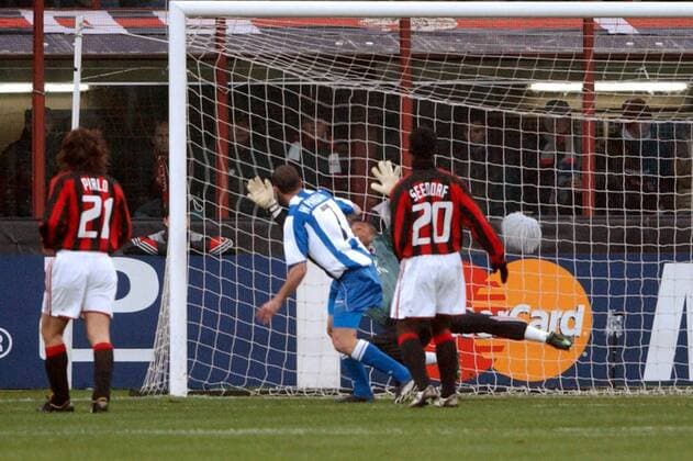 Walter Pandiani (La Coruna, 2.v.li.) erzielt das 0:1 Fußball EC 1 Herren Champions League 2003 2004, AC Mailand - Deportivo La Coruna 4:1, Viertelfinale, Vdig Gruppe Mailand Dynamik,