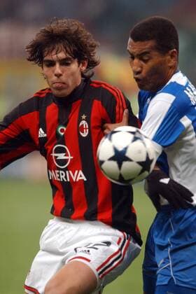 Kaka (Milan, li.) gegen Mauro Silva (La Coruna) Fußball EC 1 Herren Champions League 2003 2004, AC Mailand - Deportivo La Coruna 4:1, Viertelfinale, Vdig Gruppe Mailand Dynamik,