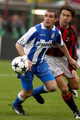 Walter Pandiani (La Coruna, li.) gegen Alessandro Costacurta (Milan) Fußball EC 1 Herren Champions League 2003 2004, AC Mailand - Deportivo La Coruna 4:1, Viertelfinale, Vdig Gruppe Mailand Dynamik,