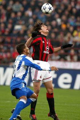 Kaka (Milan, re.) gegen Mauro Silva (La Coruna) Fußball EC 1 Herren Champions League 2003 2004, AC Mailand - Deportivo La Coruna 4:1, Viertelfinale, Vdig Gruppe Mailand Dynamik,