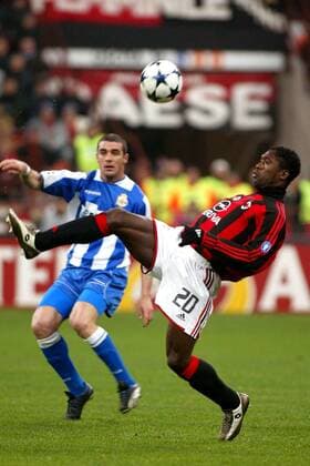 Clarence Seedorf (Milan, re.) am Ball, Walter Pandiani (La Coruna) schaut zu Fußball EC 1 Herren Champions League 2003 2004, AC Mailand - Deportivo La Coruna 4:1, Viertelfinale, Vdig Gruppe Mailand Dynamik,