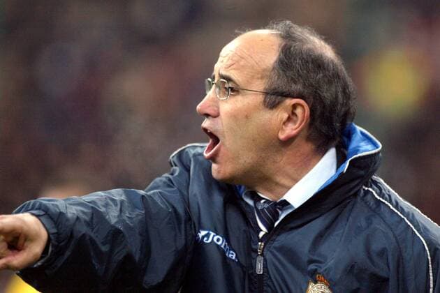 Trainer Javier Irureta (La Coruna) gibt lautstark Anweisungen Fußball EC 1 Herren Champions League 2003 2004, Mailand - Deportivo La Coruna 4:1, Viertelfinale, Vdig Porträt Mailand