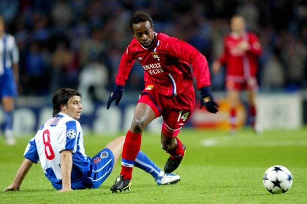 Sidney Govou (Lyon, re.) umspielt Nuno Valente (FC Porto) Fußball EC 1 Herren Champions League 2003 2004, FC Porto - Olympique Lyonnais 2:0, OL, Vdig Gruppe Porto Dynamik,  