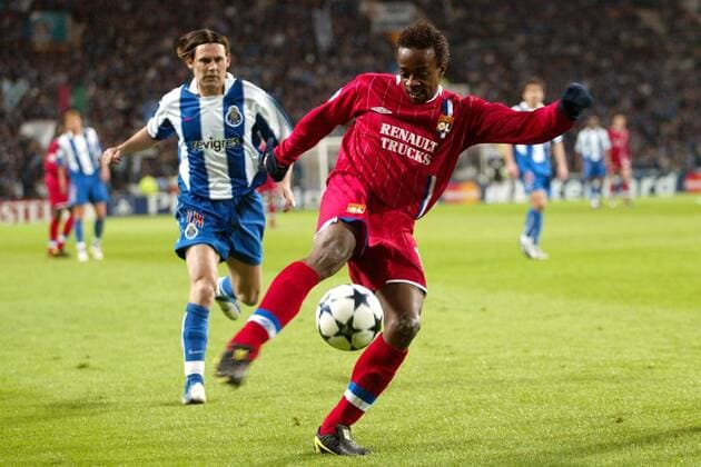 Sidney Govou (Lyon) zieht ab, dahinter: Maniche (FC Porto) Fußball EC 1 Herren Champions League 2003 2004, FC Porto - Olympique Lyonnais 2:0, OL, Vdig Gruppe Porto Dynamik,  