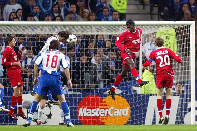 Ricardo Carvalho (FC Porto) köpft zum 2:0 ein Fußball EC 1 Herren Champions League 2003 2004, FC Porto - Olympique Lyonnais 2:0, OL, Vdig Gruppe Porto Dynamik,  