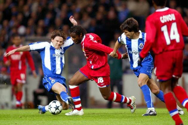 Sidney Luyindula (Mitte, Lyon) gegen Maniche (li.) und Deco (beide FC Porto) Fußball EC 1 Herren Champions League 2003 2004, FC Porto - Olympique Lyonnais 2:0, OL, Vdig Gruppe Porto Dynamik,  