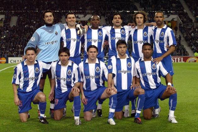Mannschaftsbild FC Porto, hinten v. li.: Torwart Vitor Baia, Nuno Valente, Benny McCarthy, Pedro Emanuel, Ricardo Carvalho, Costinha, vorn: Dmitrij Alejnitschhew, Deco, Maniche, Paulo Ferreira und Carlos Alberto Fußball EC 1 Herren Champions League 2003 2004, FC Porto, Vdig Totale Porto  