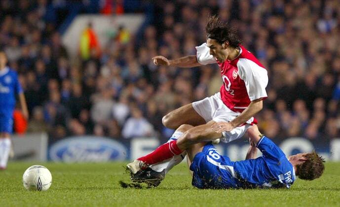 Robert Pires (li., Arsenal) wird von Scott Parker (Chelsea) zu Fall gebracht Fußball EC 1 Herren Champions League 2003 2004, Viertelfinale, Chelsea FC London - Arsenal FC London 1:1 Gruppe Derby, Lokalderby, Ortsderby, Stadtderby, London Dynamik, Kampf,