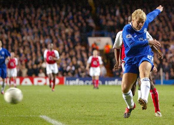 Eidur Gudjohnsen (Chelsea) zieht ab zum 1:0 Fußball EC 1 Herren Champions League 2003 2004, Viertelfinale, Chelsea FC London, Einzelbild London Dynamik,