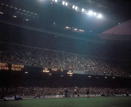 Fußball, Stadiongeschichte FC Barcelona Das Estadio Camp Nou des FC Barcelona, Bernd Schuster muss für Rexach den Platz verlassen Fußball Herren DEUTSCHSPRACHIGE SPORTZEITSCHRIFTEN UND -ZEITUNGEN NUR NACH RÜCKSPRACHE, Saison 1980 1981 Totale Primera Division, 1. Spanische Liga Barcelona Masse,