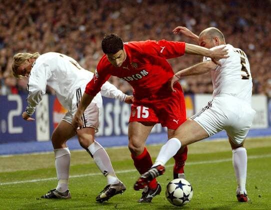 Andreas Zikos (Monaco, Mitte) gegen Zinedine Zidane (re.) und Guti (beide Real Madrid) Fußball EC 1 Herren Champions League 2003 2004, Viertelfinale, Real Madrid - AS Monaco 4:2 Gruppe Madrid Dynamik, Kampf,  