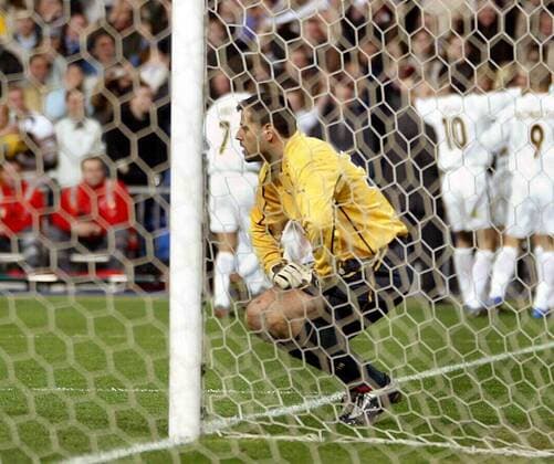 Torwart Flavio Roma (Monaco) hockt enttäuscht in seinem Tor Fußball EC 1 Herren Champions League 2003 2004, Viertelfinale, Madrid - AS Monaco 4:2 Einzelbild Madrid Enttäuschung,  