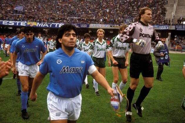 Diego Armando Maradona führt als Kapitän den SSC Neapel auf den Platz, dahinter Andrea Carnevale; daneben die Bremer v. re.: Oliver Reck, Bockenfeld (verdeckt), Dieter Eilts, Karlheinz Riedle Fußball EC 3 Herren DEUTSCHSPRACHIGE SPORTZEITSCHRIFTEN UND -ZEITUNGEN NUR NACH RÜCKSPRACHE, UEFA-Cup 1989 1990 Gruppe SSC Neapel - SV Werder Bremen 2:3 Neapel