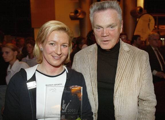 Die Berliner Sportlerin des Jahres Claudia Pechstein (li.) mit ihrem Trainer Joachim Franke (beide Deutschland) Eisschnellauf Damen Berliner Sportler des Jahres 2003, Gala, Sportlergala, Wahl Sportlerwahl Ehrung Peisverleihung 2004 Gruppe Berlin Freude,