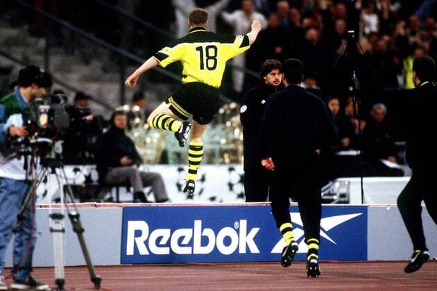 Torjubel: Torschütze Lars Ricken (BVB) überspringt eine Reebok-Werbebande Fußball EC 1 Herren Champions League 1996 1997, Finale, Endspiel, Borussia Dortmund Einzelbild München Freude, Begeisterung,
