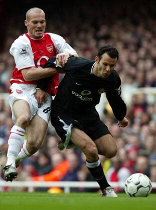 Fredrik Ljungberg (Arsenal, li.) gegen Ryan Giggs (Manchester United) Fußball Herren English Premier League 2003 2004, 1. Englische Liga, FC Arsenal London - Manchester United 1:1, ManU Gruppe London Dynamik, Kampf,