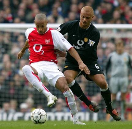 Thierry Henry (Arsenal, li.) gegen Wesley Brown (Manchester United) Fußball Herren English Premier League 2003 2004, 1. Englische Liga, FC Arsenal London - Manchester United 1:1, ManU Gruppe London Dynamik,
