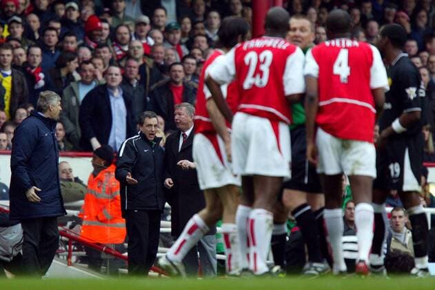 Diskussion auf und neben dem Platz, Trainer Arsene Wenger (Arsenal, li.) und sein Kollege Sir Alex Ferguson (Manchester United, re.) sind wie die Spieler mit einer Schiedsrichterentscheidung nicht einverstanden Fußball Herren English Premier League 2003 2004, 1. Englische Liga, FC Arsenal London - Manchester United 1:1, ManU Totale London