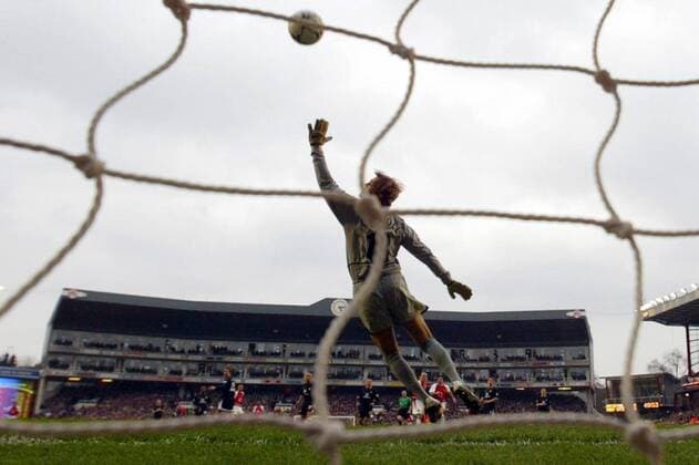 Das 1:0 von Thierry Henry (Arsenal) aus der Hintertorperspektive, Torwart Roy Carroll (Manchester United, vorn) kann dem sich ins Tornetz senkenden Ball nur hinterher schauen Fußball Herren English Premier League 2003 2004, 1. Englische Liga, FC Arsenal London - Manchester United 1:1, ManU Totale London Dynamik,