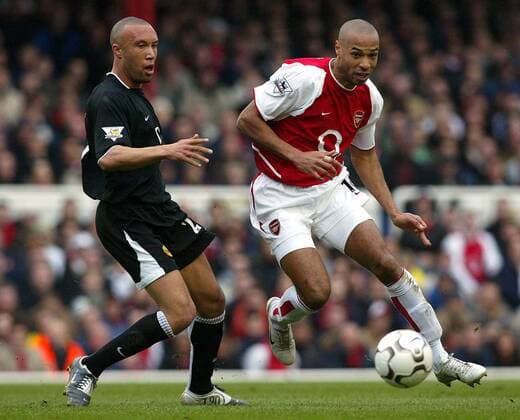 Thierry Henry (Arsenal, re.) gegen Mikael Silvestre (Manchester United) Fußball Herren English Premier League 2003 2004, 1. Englische Liga, FC Arsenal London - Manchester United 1:1, ManU Einzelbild London Dynamik,