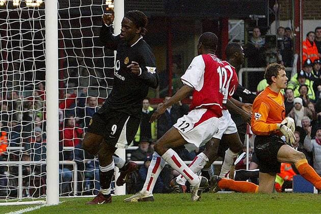 Louis Saha (li., Manchester United) erzielt den späten Ausgleich zum 1:1; Lauren Etame Mayer (Mitte) und Torwart Jens Lehmann (beide Arsenal) sind machtlos Fußball Herren English Premier League 2003 2004, 1. Englische Liga, Arsenal FC London - Manchester United 1:1, ManU Gruppe London