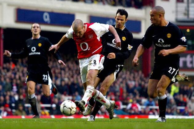 Freddie Ljungberg (li., Arsenal) setzt sich gegen Ryan Giggs (2.v.re.) und Mikael Silvestre (beide Manchester United) durch Fußball Herren English Premier League 2003 2004, 1. Englische Liga, Arsenal FC London - Manchester United 1:1, ManU Gruppe London Dynamik,
