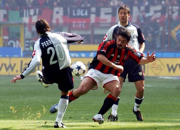 Simone Perrotta (Chievo Verona, li.) gegen Gennaro Gattuso (Milan), dahinter: Giuseppe Sculli (Chievo Verona) Fußball Herren Serie A 2003 2004, 1. Italienische Liga, AC Mailand - AC Chievo Verona 2:2, Vdig Gruppe Mailand Dynamik,