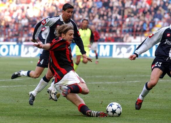 Massimo Ambrosini (Milan) zieht ab, dahinter: Stefano Morrone (Chievo Verona) Fußball Herren Serie A 2003 2004, 1. Italienische Liga, AC Mailand - AC Chievo Verona 2:2, Vdig Gruppe Mailand Dynamik,