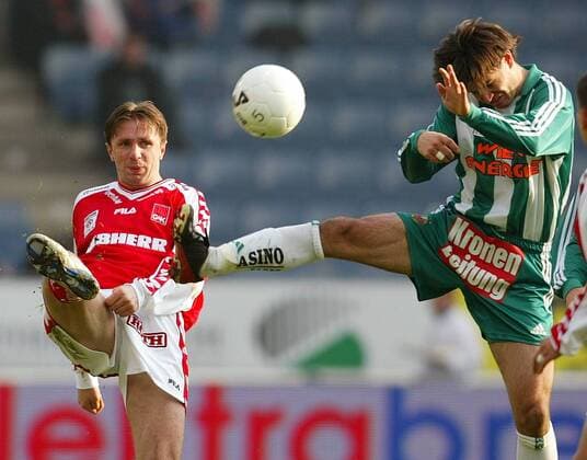 Samir Muratovic (Grazer AK, li.) gegen Sebastian Martinez (Rapid Wien) Fußball Herren tmobileBundesliga 2003 2004, 1. Österreichische Liga, Liebherr Grazer AK - SK Rapid Wien 2:1, GAK Gruppe Graz Dynamik,