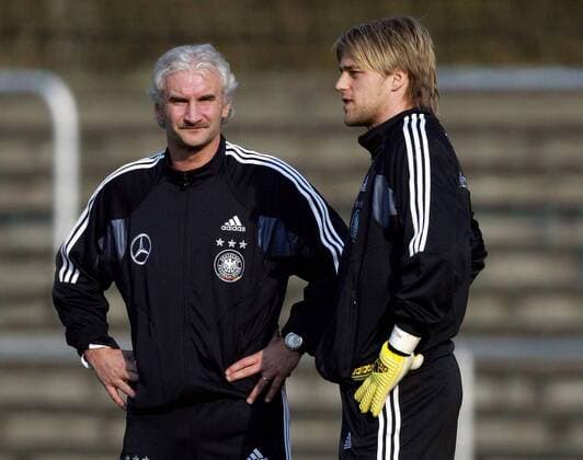 Teamchef Rudi Völler (li.) im Gespräch mit Torwart Timo Hildebrand (beide Deutschland) Fußball Herren Nationalmannschaftstraining 2004, Nationalmannschaft, Nationalteam, Training Gruppe Bergisch Gladbach