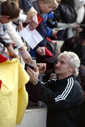 Teamchef Rudi Völler (Deutschland) gibt nach Trainingsende geduldig Autogramme Fußball Herren Nationalmannschaftstraining 2004, Nationalmannschaft, Nationalteam, Training Gruppe Bergisch Gladbach