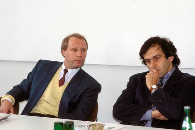 Bundestrainer Berti Vogts (li., Deutschland) und Nationaltrainer Michel Platini (Frankreich) Fußball Herren DEUTSCHSPRACHIGE SPORTZEITSCHRIFTEN UND -ZEITUNGEN NUR NACH RÜCKSPRACHE, Nationalmannschaft 1992 Gruppe Aufnahmedatum geschätzt