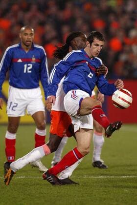 Johan Micoud (re, Frankreich) gegen Mario Melchiot (Niederlande) Fußball Länderspiel Herren Länderspiel 2004, Freundschaftsspiel, Test, Testspiel, Nationalmannschaft, Nationalteam, Gruppe Holland - Frankreich 0:0 Rotterdam Dynamik,