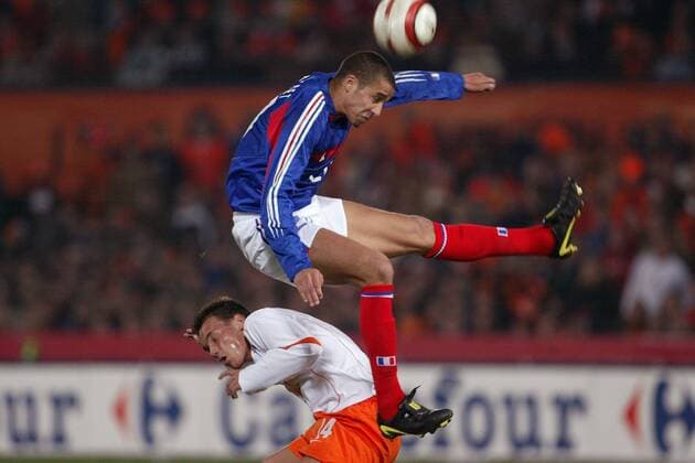 David Trezeguet (re., Frankreich) überspringt Wesley Sneijder (Niederlande) Fußball Länderspiel Herren Länderspiel 2004, Freundschaftsspiel, Test, Testspiel, Nationalmannschaft, Nationalteam, Gruppe Holland - Frankreich 0:0 Rotterdam Dynamik, Kampf, Höhe Überlegenheit