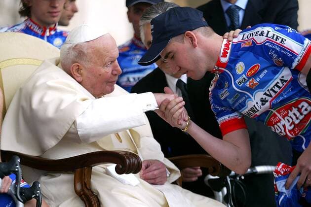 Jesus Manzano (Spanien Amore e Vita) zur Audienz bei Papst Johannes Paul II. - Das Vatikanteam erhält alljährlich den Segen des Oberhaupts der Katholischen Kirche - VERÖFFENTLICHUNGSRECHTE NUR FÜR DEUTSCHE MEDIEN Radsport Herren Papst Audienz 2004, Empfang, Straßenradsport, Straße, Rad, Vdig Gruppe Vatikan, Rom