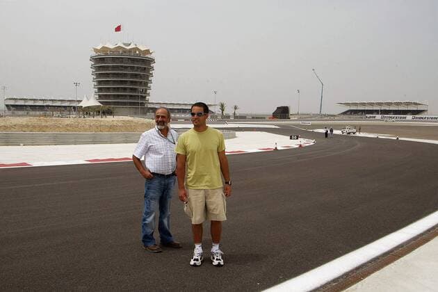 Juan Pablo Montoya (Kolumbien BMW-Williams) besichtigt mit Vater Pablo den Bahrain Racing Circuit Motorsport Grand Prix Herren Großer Preis von Bahrain 2004, Formel 1 Weltmeisterschaft, F1, F, GP, WM, Vdig Gruppe Bahrain Racing Circuit Manama