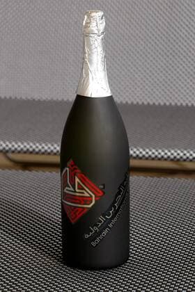 Die Verpackung stimmt: In dieser Sektflasche namens Rose verbirgt sich ein Fruchtsaftgetränk, dass bei der Siegerehrungsfeier in Bahrain den Champagner ersetzen wird - in dem islamisch geprägten Land ist Alkohol verpönt Motorsport Grand Prix Herren Großer Preis von Bahrain 2004, Formel 1 Weltmeisterschaft, F1, F, GP, WM, Vdig Einzelbild Bahrain Racing Circuit Manama